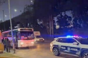 El conductor avanzó hasta la lateral de la autopista México-Puebla, donde había un destacamento de la Policía Estatal para buscar ayuda