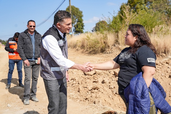 Alcalde de Tlaxcala supervisa trabajos de Ampliación de la Red de Electrificación y Red de Drenaje Sanitario en Atlahapa
