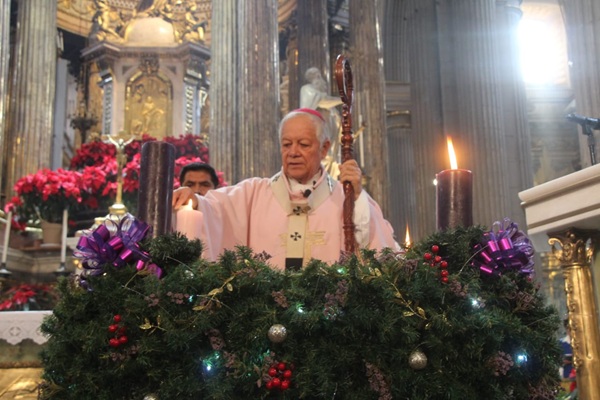 Arzobispo de la arquidiócesis de Puebla reza por las víctimas mortales de siniestros viales en la autopista y Vía Atlixcáyotl