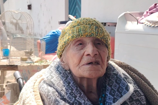 Belarmina, una mujer de 103 años, fue desalojada de su casa en Tehuacán; hijo sería el responsable