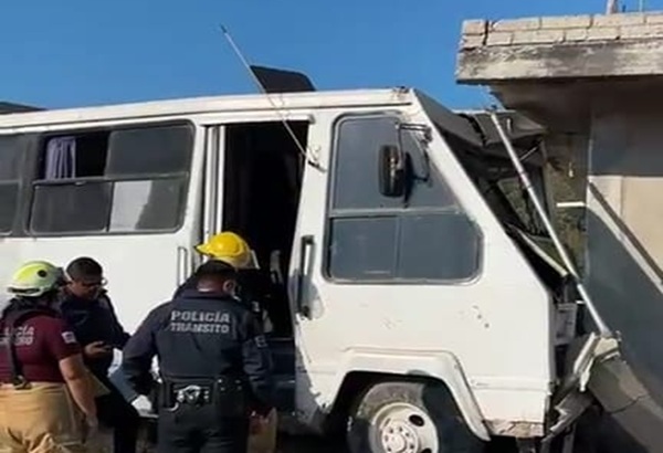 Camión escolar acaba incrustado en una casa de Tehuacán; diez alumnos resultaron heridos