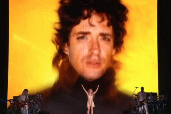 Visiblemente conmovida durante su presentación en Argentina, Shakira interpretó el tema "Día Especial", su especial colaboración con Cerati