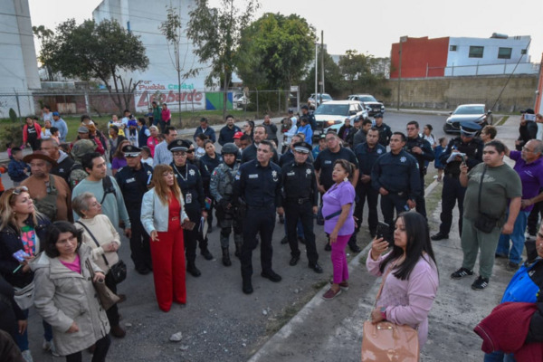 El titular de la SSC realizó una caminata por calles de la Unidad Habitacional Xilotzingo, junto con su equipo de trabajo y líderes vecinales