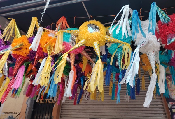 Comerciantes de Tehuacán se enfrentan a la competencia desleal por mayor venta de dulces y piñatas chinas