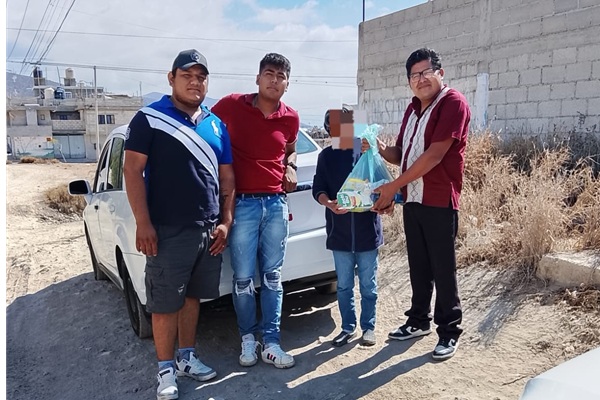 Conductores de aplicación se unen para entregar despensas y apoyo invernal en Tehuacán