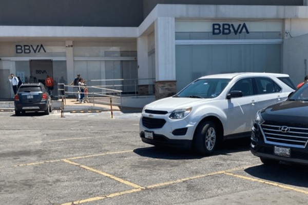 Cuentahabiente es despojada de 50 mil pesos al interior de BBVA de Plaza San Diego, en San Pedro Cholula