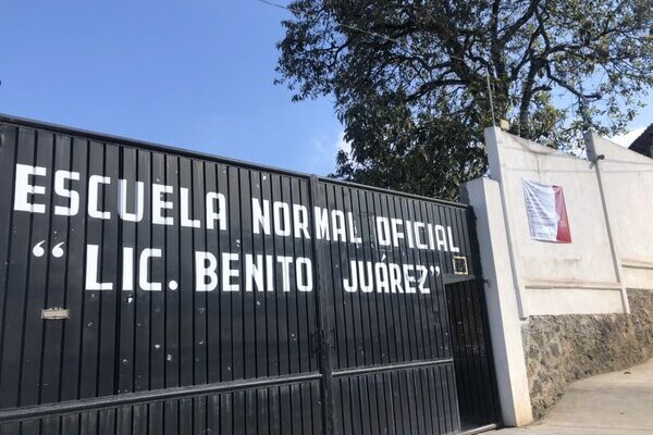 Según testimonios de algunas docentes y personas inconformes, Cristy Martínez Millán los tiene bajo una excesiva carga de trabajo