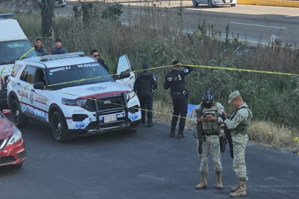 En cuneta de la autopista México-Puebla encuentran cadáver de hombre con dos disparos en la cabeza