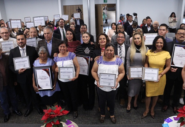 Entrega Congreso de Puebla Galardones y Reconocimientos al Mérito Turístico, a figuras clave del sector