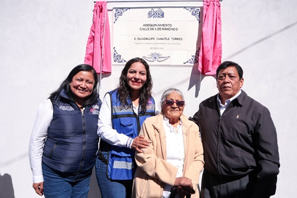 Entrega Lupita Cuautle adoquinamiento en San Bernardino Tlaxcalancingo