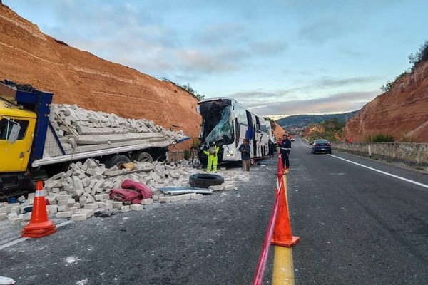 El choque sucedió en el kilómetro 147+800 de la autopista Cuacnopalan-Oaxaca con dirección a Oaxaca, cerca de la caseta de Suchixtlahuaca