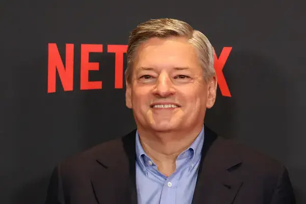 Ted Sarandos profundizó sobre su compromiso con las ventanas de exhibición en cines en caso de que se concrete la compra de Warner Bros.