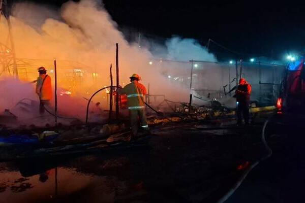 Un incendio en un local de venta navideña dentro de la Central de Abasto de San Salvador Huixcolotla se extendió por seis puestos del lugar