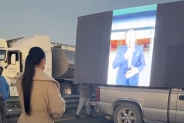 Habitantes de Quecholac liberan autopista Puebla-Orizaba tras proyectarse video de Ignacio Mier y porras a Nadia Navarro; cierre duró 24 horas