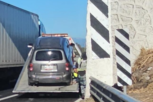Hombre baja de su unidad en la autopista México-Puebla por falla mecánica, es atropellado y murió