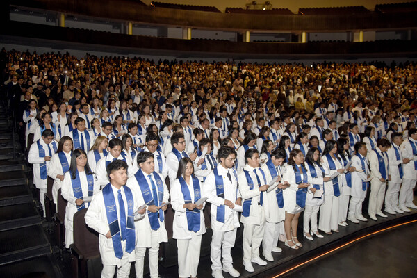 El director de Administración Escolar de la BUAP auguró a los 318 graduados de la Licenciatura de Medicina un futuro prometedor