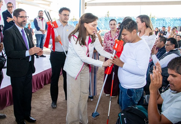 IBERO Puebla Entregan bastones Gioxance en el marco de la inauguración
