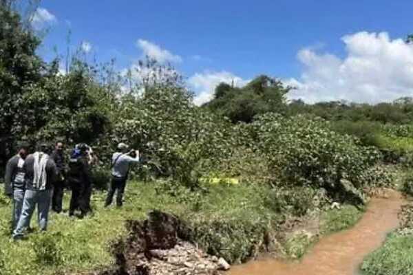 El cadáver maniatado de un hombre fue hallado en el río Tlapala de San Antonio Mihuacán, quien se mantiene en calidad de desconocido