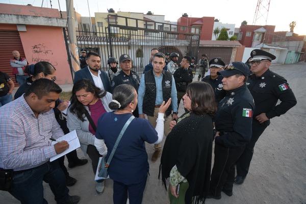 El secretario realizó una caminata por la colonia Exhacienda de Chapulco, junto con su equipo de trabajo y acompañado por líderes vecinales