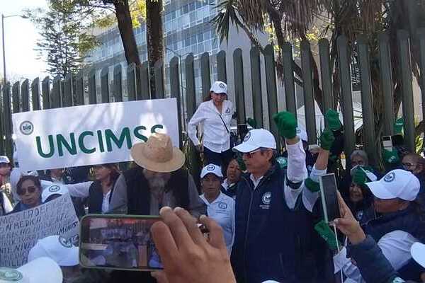 Los manifestantes acusaron que en Puebla hay un déficit de camas en los hospitales del IMSS, pues se cuenta con mil 333 camas censables