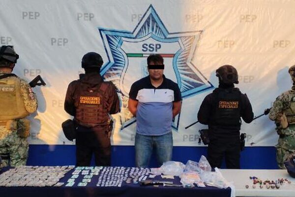 La SSP Puebla aseguró medio kilo de posible marihuana y cerca de 270 dosis de distintos narcóticos, un arma, celulares y cartuchos útiles