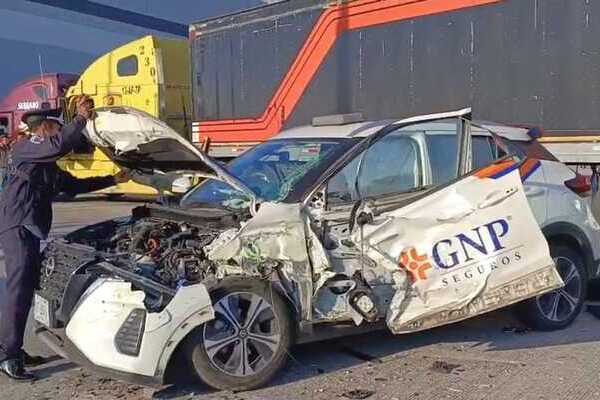 En uno de los accidentes sobre el bulevar Aeropuerto, un tráiler impactó a un automóvil de una aseguradora, generando graves daños materiales