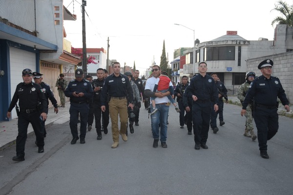 El titular de la SSC Puebla realizó una caminata en la colonia, junto a vecinas y vecinos, así como el presidente de la colonia Universidades