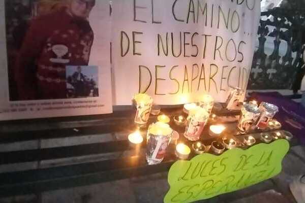 Integrantes del colectivo poblano de búsqueda de personas, Voz de los Desaparecidos, se sumaron a la iniciativa "Luces de la Esperanza"