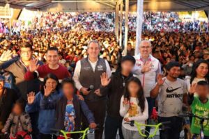 El evento de navidad que encabezó el alcalde reunió a más de 2 mil 500 poblanas y poblanos en el parque Centenario Laguna de Chapulco