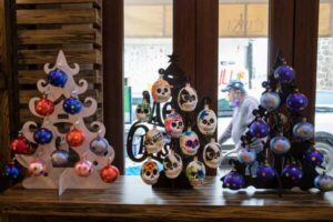 La fabricación de esferas en Chignahuapan es un proceso completamente artesanal que comienza en el calor intenso de los hornos