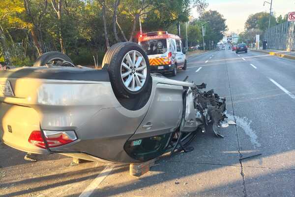 Fue la falta de precaución del conductor Didi, lo que generó que el automóvil terminara volcado sobre la Calzada Ignacio Zaragoza