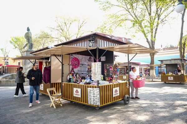 Con la permanencia de los artesanos hasta fin de año, se fortalece la economía local, y se promueve la compra de productos de Tlaxcala