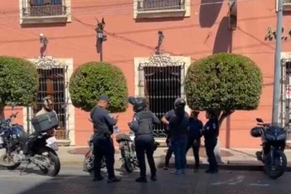 Las mujeres caminaban sobre la calle 1 Poniente, en el centro de Tehuacán, cuando un hombre las interceptó y les quitó celulares y dinero