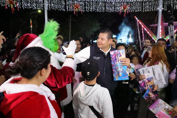 Armenta convivió con miles de familias y entregó 5 mil juguetes a niños en su recorrido por el Festival Navideño “Por Amor a Puebla”