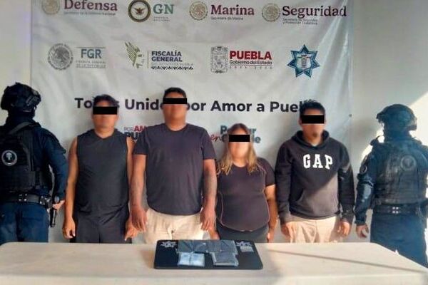 La Policía Municipal de Tehuacán, detuvo a tres hombres y una mujer presuntamente dedicados a extorsionar a comerciantes