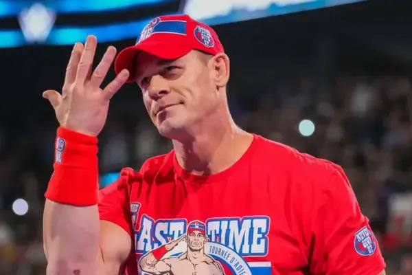John Cena debutó en la WWE en el 2002, respondiendo a un reto abierto de la entonces superestrella de Smackdown, Kurt Angle