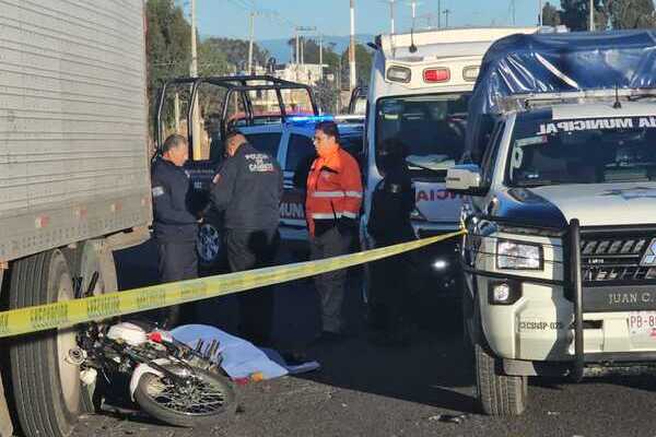 Los hechos ocurrieron a las seis de la mañana cuando el motociclista circulaba en sentido a Puebla y no se percató del tráiler aparcado