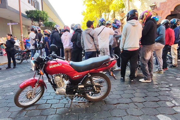 Moto repartidores bloquean el centro de Tehuacán; denuncian operativos irregulares y abuso policial
