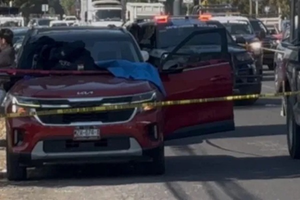 Mujer de 43 años muere de infarto mientras conducía en la Recta a Cholula, a la altura de Unidad Deportiva Volkswagen