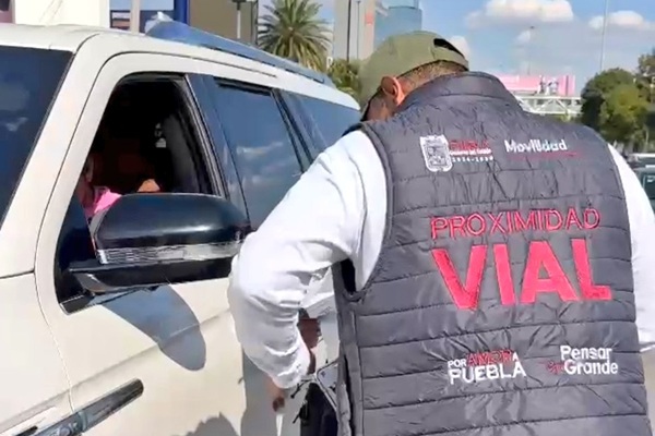Multan a 11 automovilistas por exceder velocidad en la Vía Atlixcáyotl; uno tenía 180 fotomultas