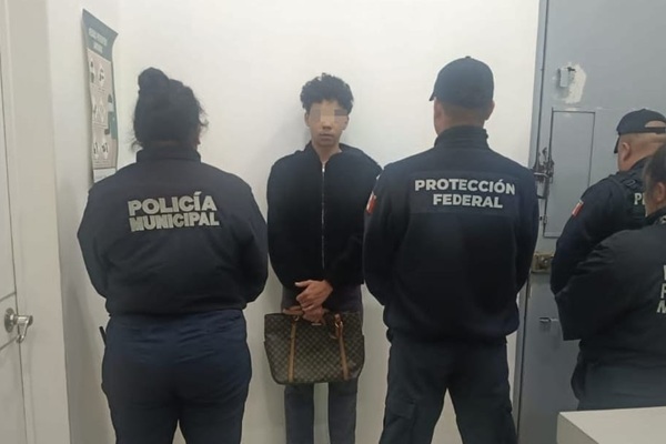 Policías de Cuautlancingo detiene a joven cubano por robo a Chedraui; se entregó a INMI para repatriación