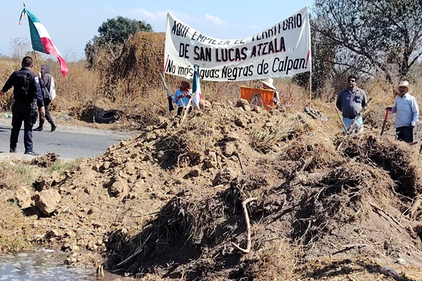 Protestan pobladores de Atzala contra edil de Calpan por descarga de aguas sucias a cultivos de 100 campesinos