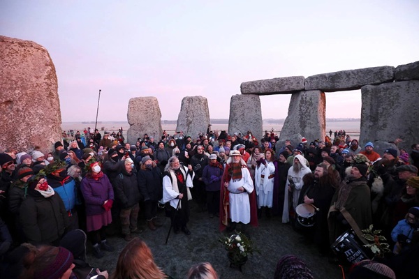 Stonehenge recibe a miles en la mágica celebración del solsticio de invierno