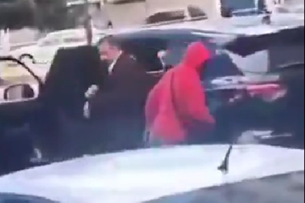 Sujetos encapuchados asaltan a un automovilista en la esquina de la 25 poniente y bulevar Atlixco