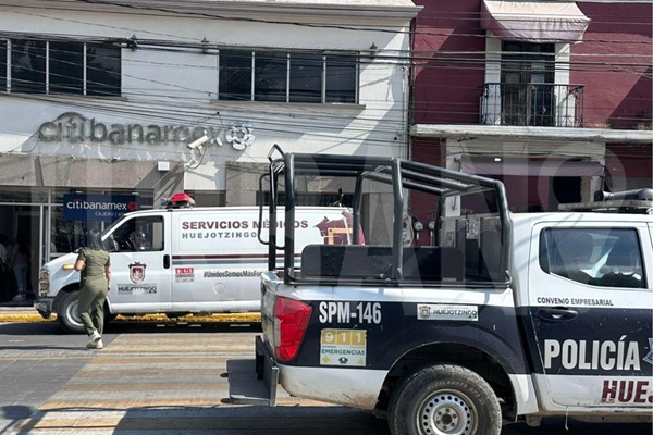 Tres sujetos vestidos de negro asaltan a cuentahabiente al interior de la sucursal Banamex ubicada en el zócalo de Huejotzingo