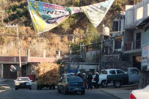 Al menos 500 pobladores Alpanocan se congregaron en los límites territoriales para confrontar a autoridades de Puebla y frenar maniobras