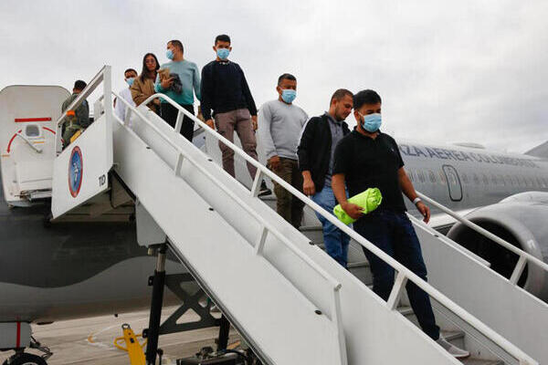 Los migrantes interesados deben descargar y utilizar la aplicación CBP Home, para registrar su salida voluntaria de Estados Unidos