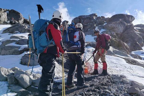 Los alpinistas se extraviaron en la cima del volcán Citlaltépetl, mientras realizaban el descenso por a malas condiciones climáticas