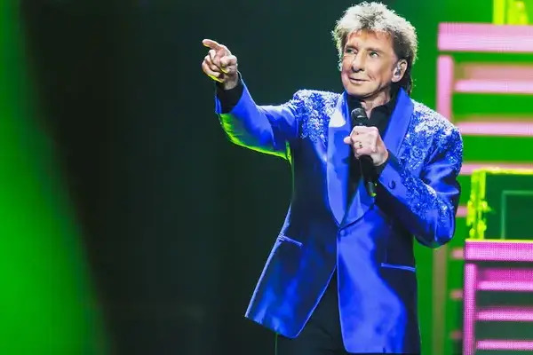 Barry Manilow de 82 años se someterá a una cirugía para extirpar una mancha cancerosa en etapa uno que se encuentra en su pulmón