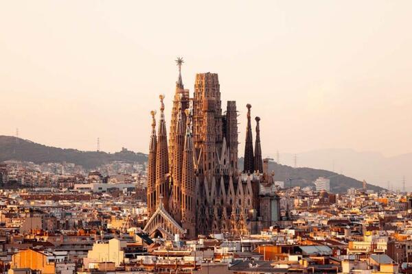 Barcelona, una ciudad bañada por el sol del Mediterráneo y arraigada en una historia que se despliega en sus calles empedradas y monumentos